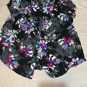 Torrid floral blouse size 00. Never woren